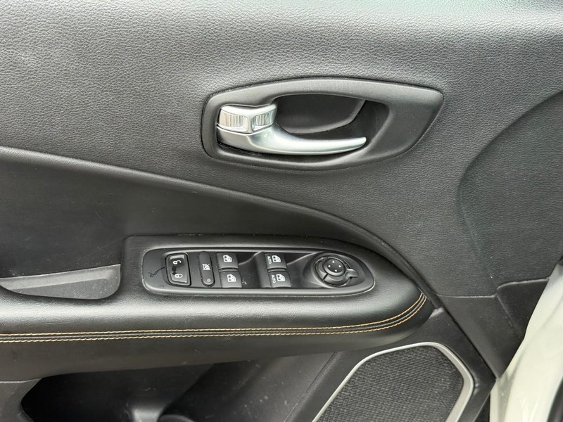 Jeep Compass Vehicle Full-screen Gallery Image 22