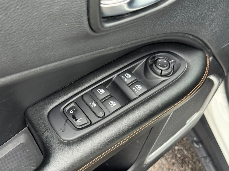 Jeep Compass Vehicle Full-screen Gallery Image 23