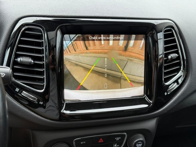 Jeep Compass Vehicle Full-screen Gallery Image 31