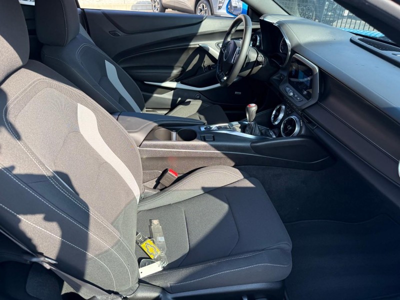 Chevrolet Camaro Vehicle Full-screen Gallery Image 17