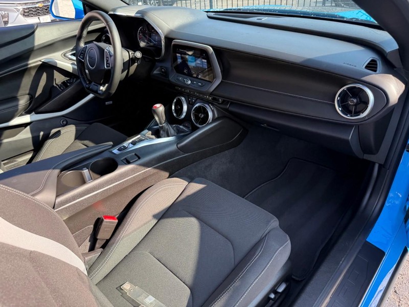 Chevrolet Camaro Vehicle Full-screen Gallery Image 18