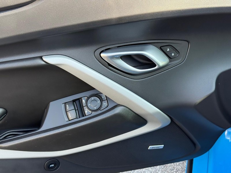 Chevrolet Camaro Vehicle Full-screen Gallery Image 19