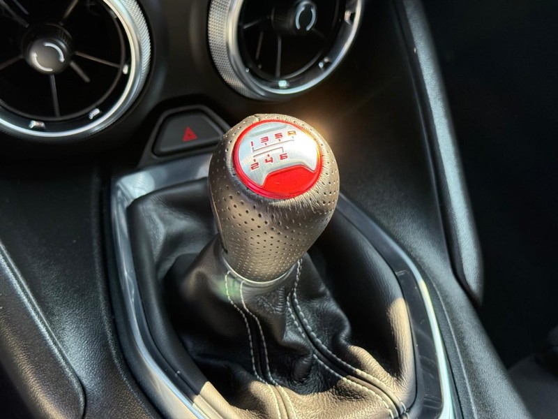 Chevrolet Camaro Vehicle Full-screen Gallery Image 25