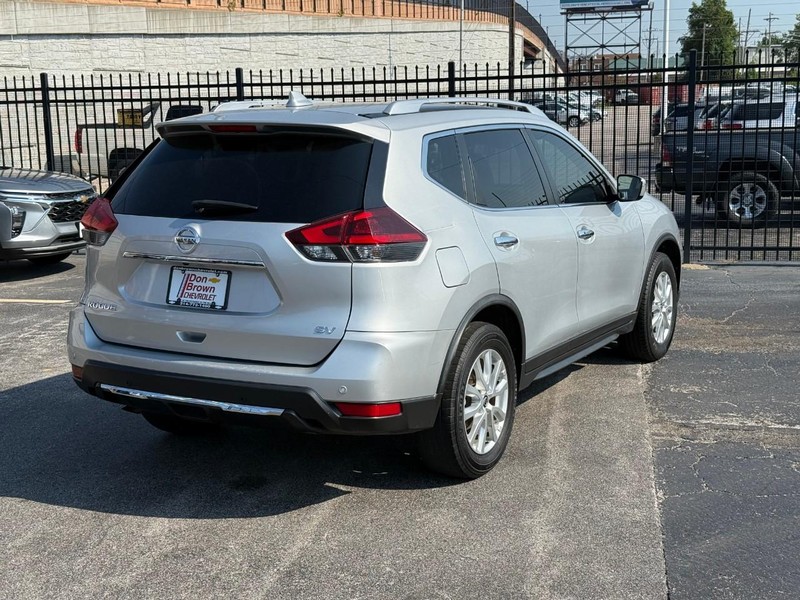 Nissan Rogue Vehicle Full-screen Gallery Image 4