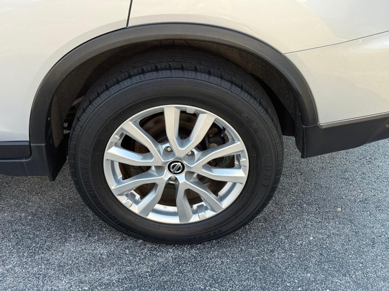 Nissan Rogue Vehicle Full-screen Gallery Image 7