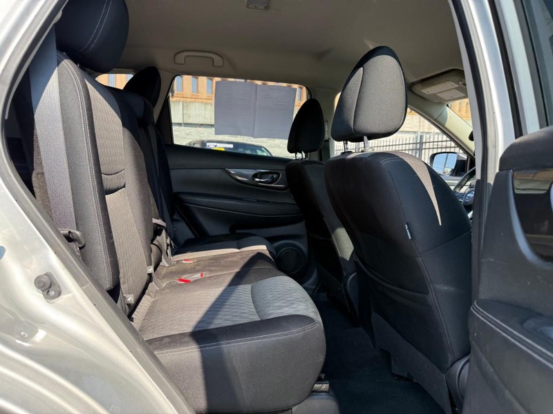 Nissan Rogue Vehicle Full-screen Gallery Image 15