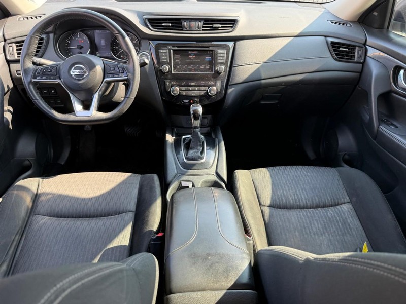 Nissan Rogue Vehicle Full-screen Gallery Image 17