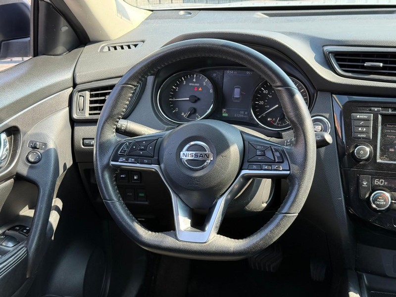Nissan Rogue Vehicle Full-screen Gallery Image 18