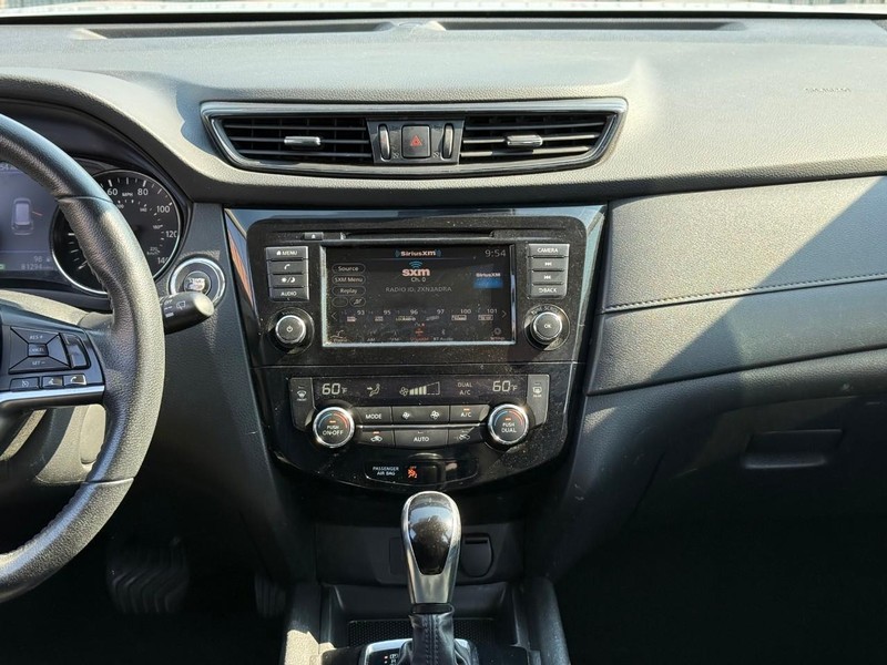 Nissan Rogue Vehicle Full-screen Gallery Image 19