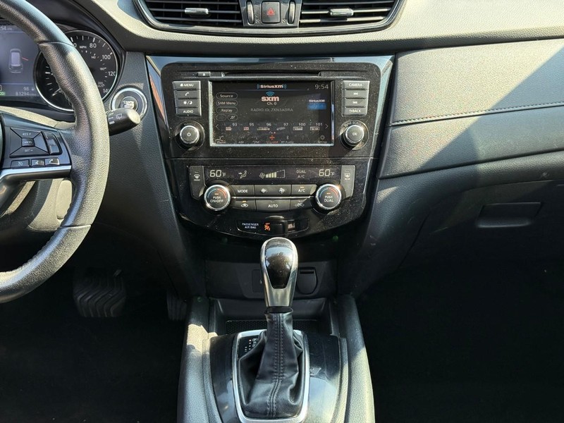 Nissan Rogue Vehicle Full-screen Gallery Image 20