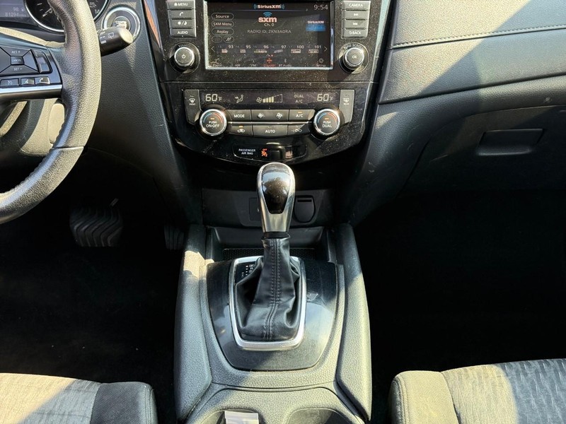 Nissan Rogue Vehicle Full-screen Gallery Image 21