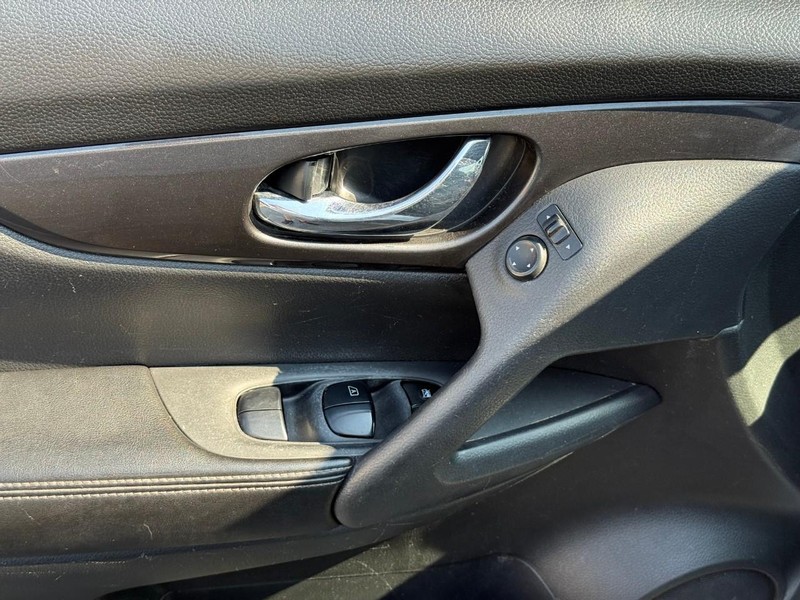 Nissan Rogue Vehicle Full-screen Gallery Image 22