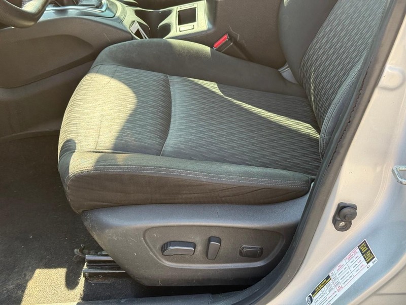 Nissan Rogue Vehicle Full-screen Gallery Image 23