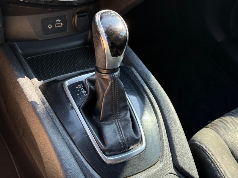 Nissan Rogue Vehicle Full-screen Gallery Image 29