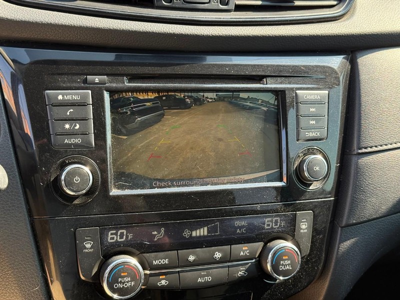 Nissan Rogue Vehicle Full-screen Gallery Image 30