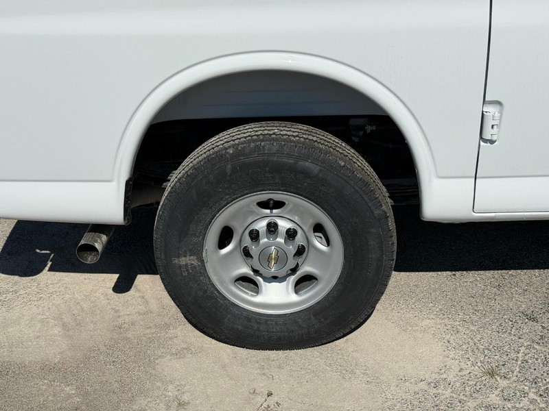 Chevrolet Express Cargo Van Vehicle Full-screen Gallery Image 4