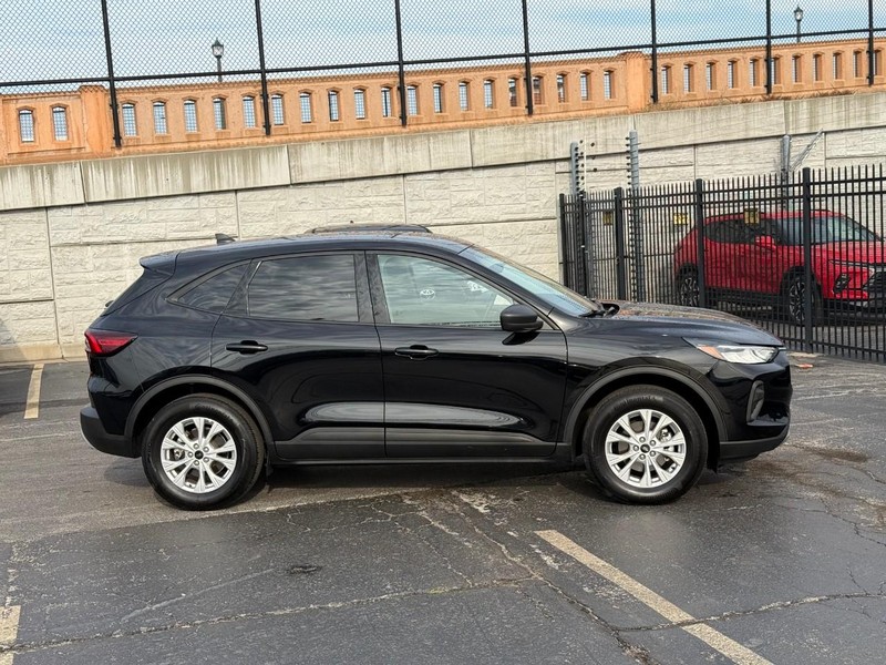 Ford Escape Vehicle Full-screen Gallery Image 3