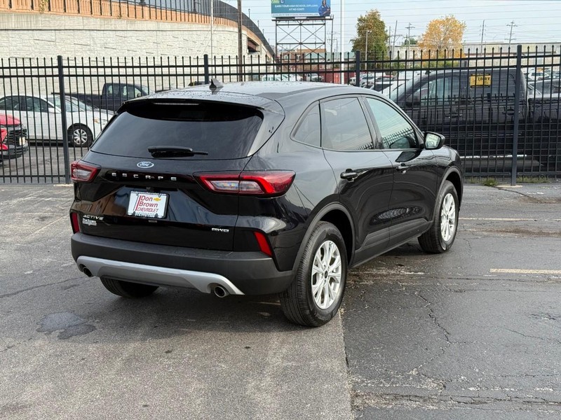 Ford Escape Vehicle Full-screen Gallery Image 4