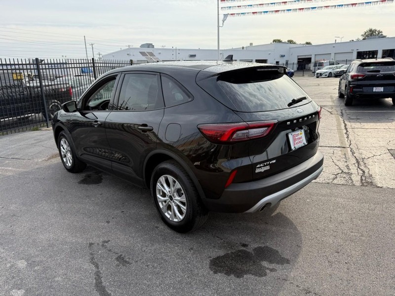 Ford Escape Vehicle Full-screen Gallery Image 6