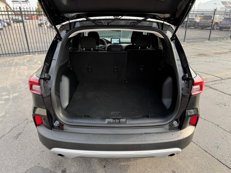 Ford Escape Vehicle Full-screen Gallery Image 10