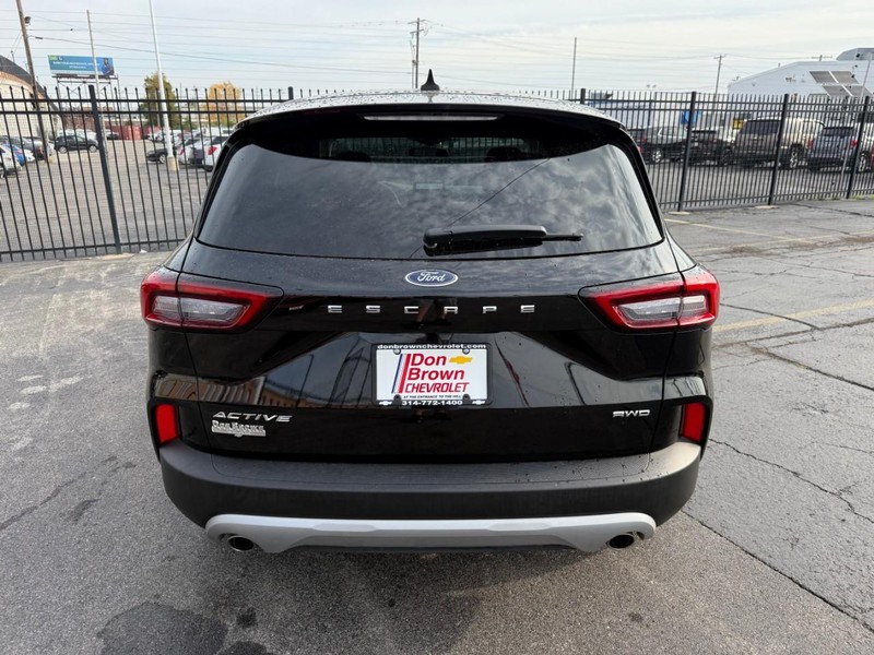 Ford Escape Vehicle Full-screen Gallery Image 11