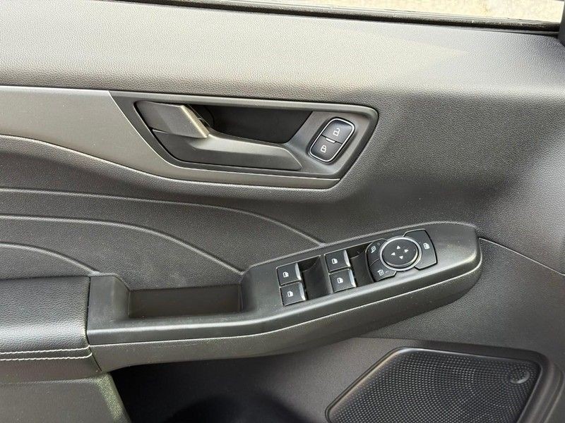 Ford Escape Vehicle Full-screen Gallery Image 31