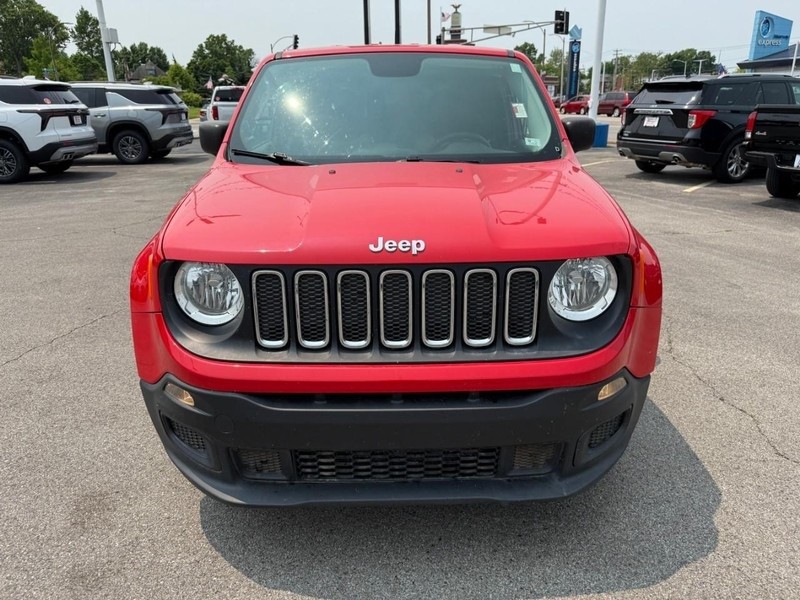 Jeep Renegade Vehicle Full-screen Gallery Image 10