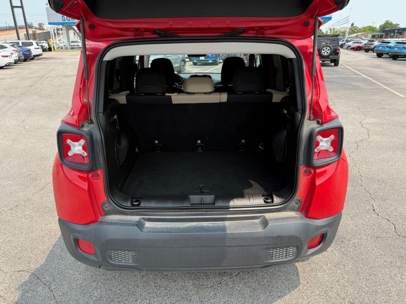 Jeep Renegade Vehicle Full-screen Gallery Image 11