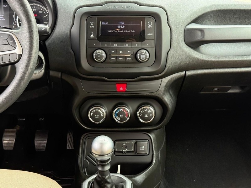 Jeep Renegade Vehicle Full-screen Gallery Image 22