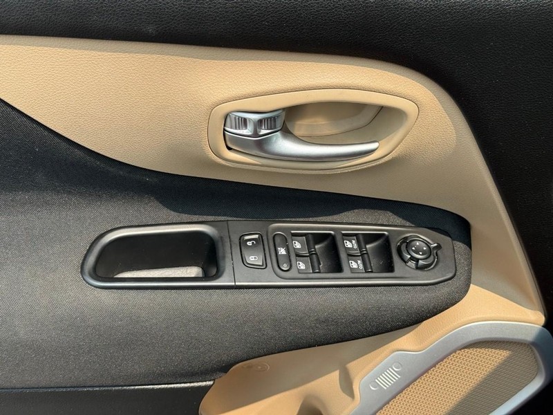 Jeep Renegade Vehicle Full-screen Gallery Image 23