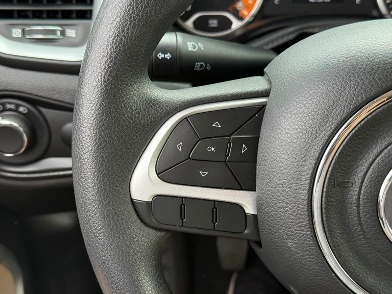 Jeep Renegade Vehicle Full-screen Gallery Image 25