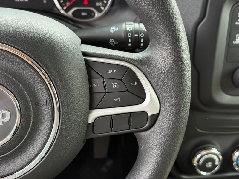 Jeep Renegade Vehicle Full-screen Gallery Image 26