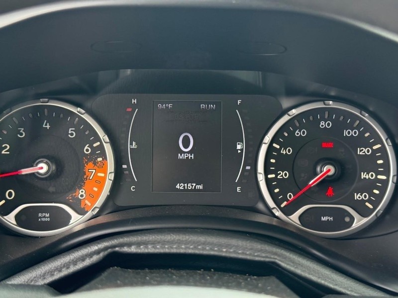 Jeep Renegade Vehicle Full-screen Gallery Image 27