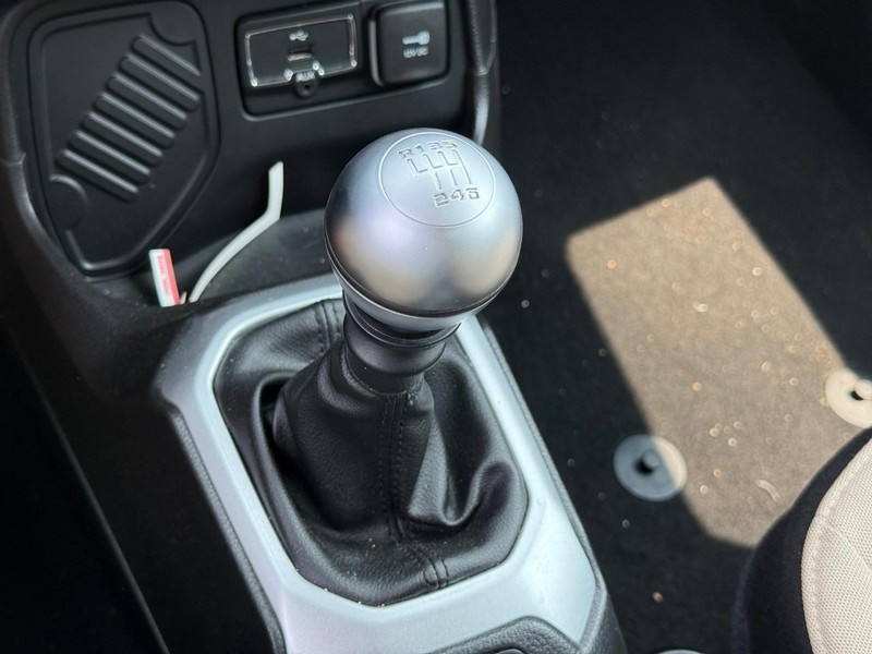 Jeep Renegade Vehicle Full-screen Gallery Image 28