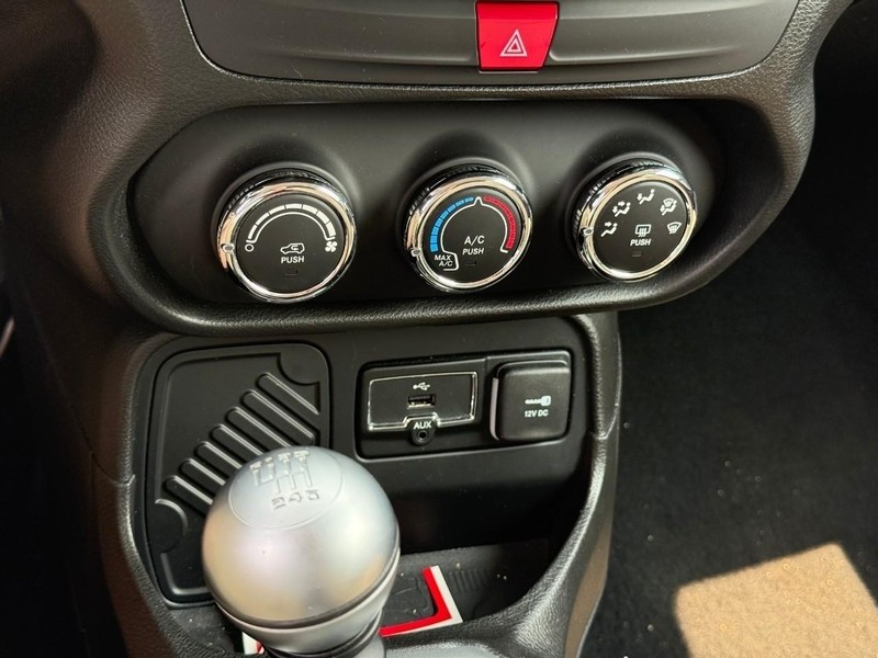 Jeep Renegade Vehicle Full-screen Gallery Image 30