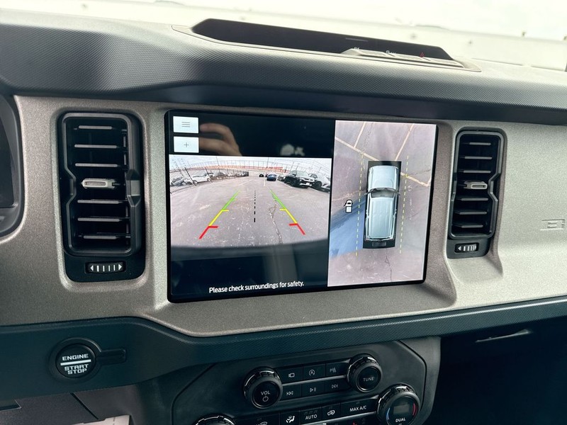 Ford Bronco Vehicle Full-screen Gallery Image 22