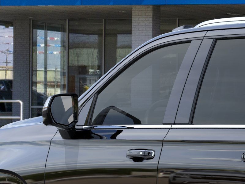 Chevrolet Suburban Vehicle Full-screen Gallery Image 12