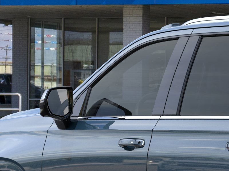 Chevrolet Suburban Vehicle Full-screen Gallery Image 12