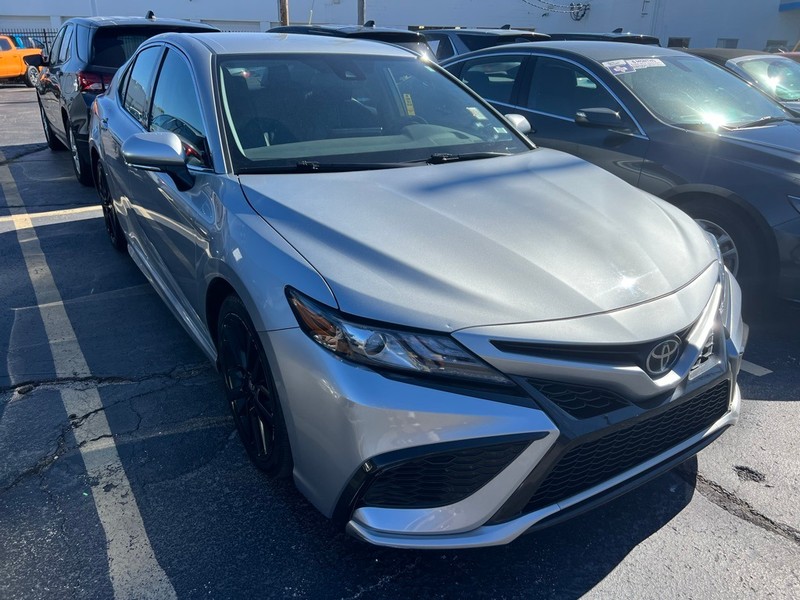 Toyota Camry Vehicle Full-screen Gallery Image 3