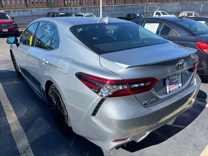 Toyota Camry Vehicle Full-screen Gallery Image 4