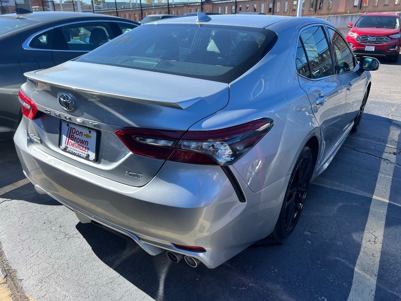 Toyota Camry Vehicle Full-screen Gallery Image 6