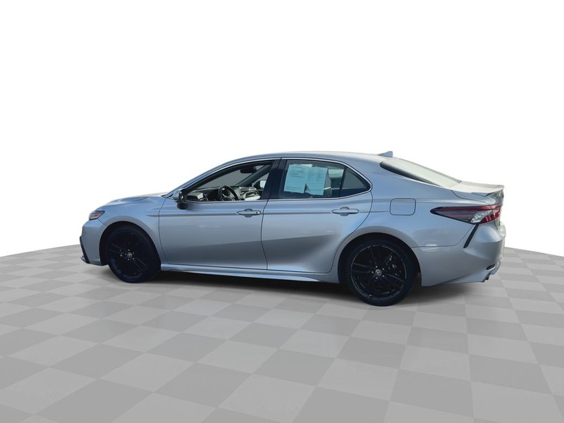 Toyota Camry Vehicle Full-screen Gallery Image 10