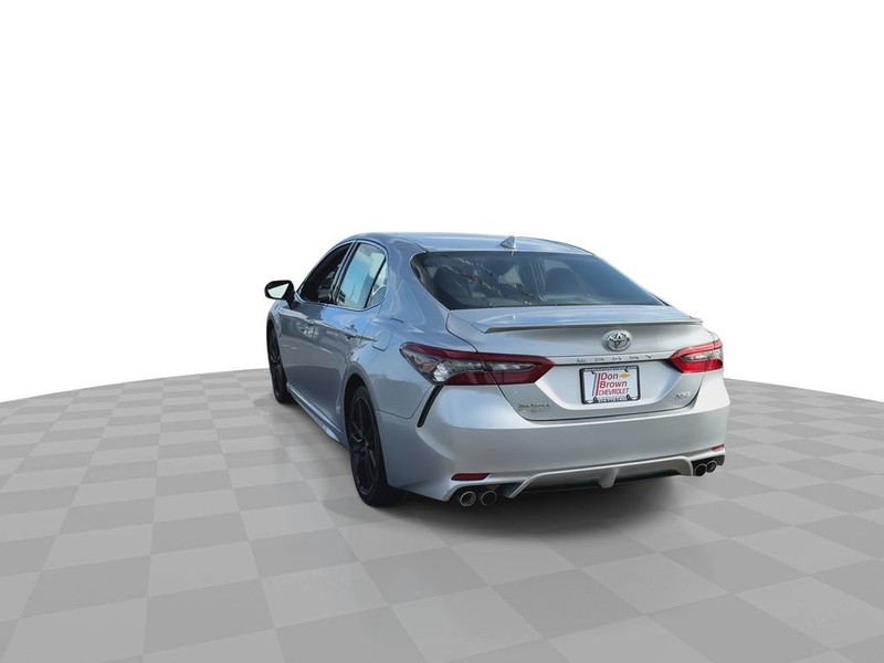 Toyota Camry Vehicle Full-screen Gallery Image 11