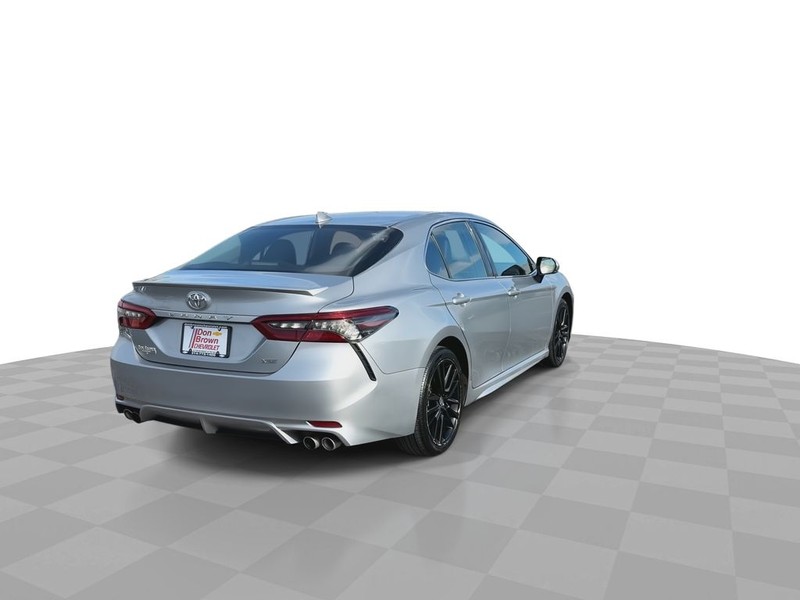 Toyota Camry Vehicle Full-screen Gallery Image 13