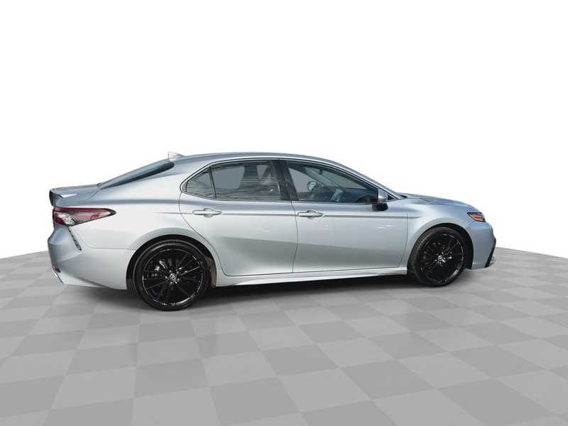 Toyota Camry Vehicle Full-screen Gallery Image 14