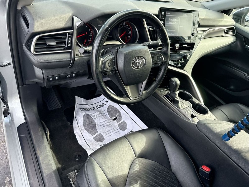 Toyota Camry Vehicle Full-screen Gallery Image 17