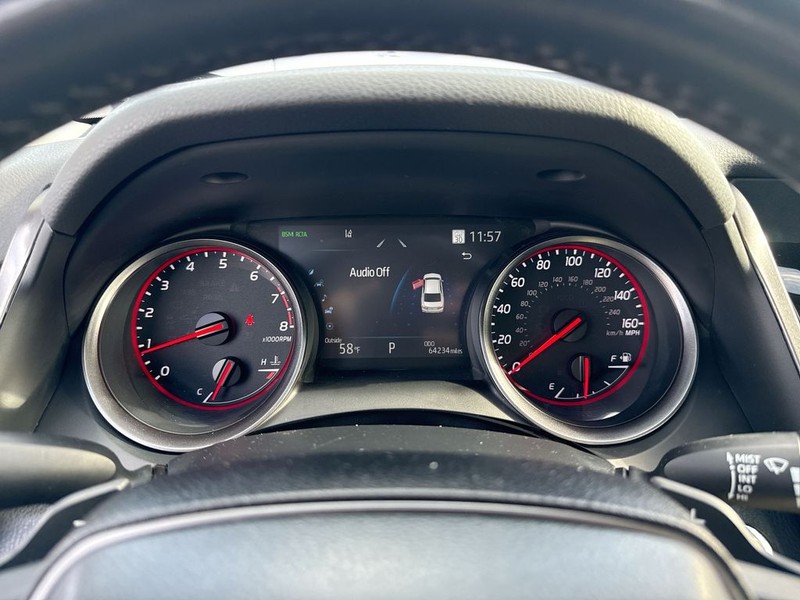 Toyota Camry Vehicle Full-screen Gallery Image 18