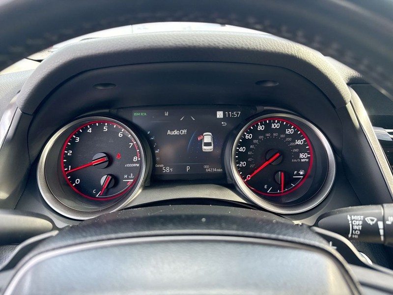 Toyota Camry Vehicle Full-screen Gallery Image 19