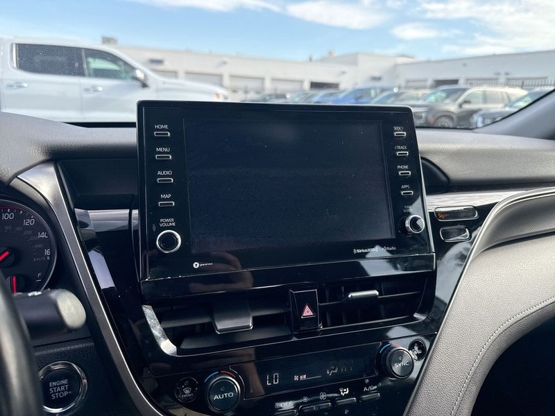 Toyota Camry Vehicle Full-screen Gallery Image 22