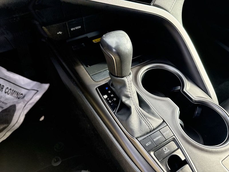 Toyota Camry Vehicle Full-screen Gallery Image 23